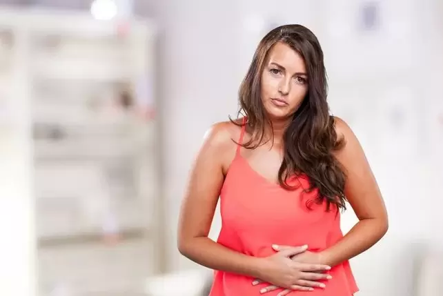 Wormen in het lichaam van een vrouw veroorzaakten problemen met de spijsvertering