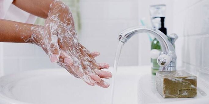 handen wassen met zeep om wormen te voorkomen